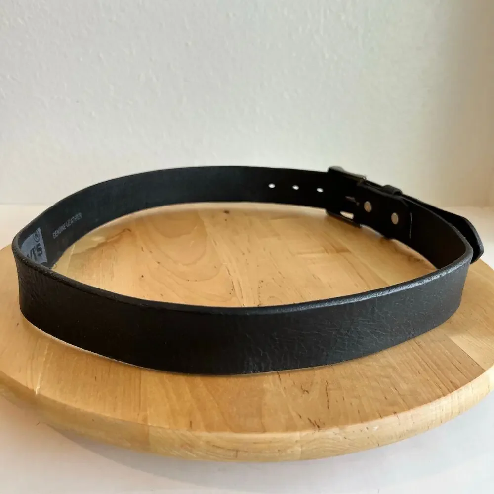 Black Levi's Genuine Leather Silver Buckle Belt Unisex Size Medium